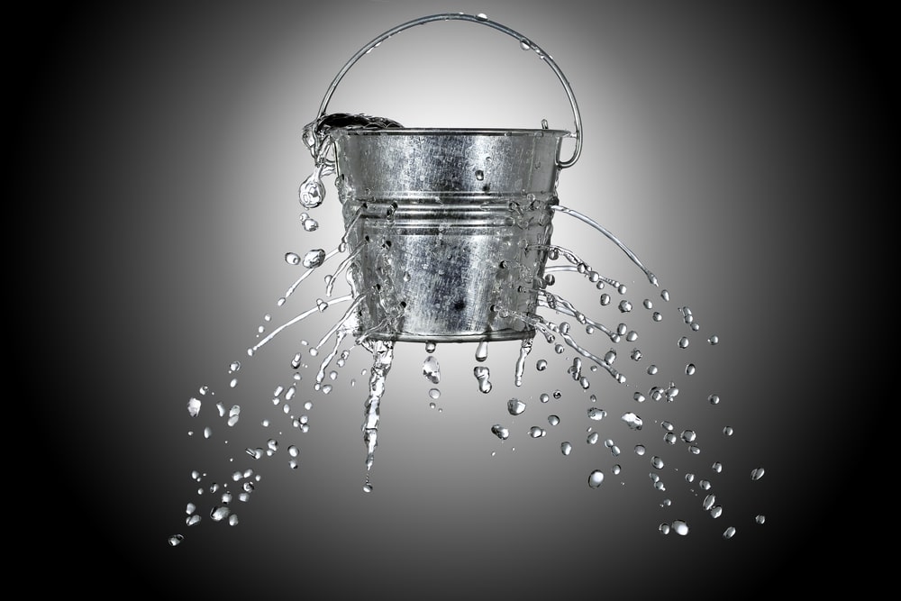 There&#8217;s a Hole in my bucket &#8211; canzone in inglese per bambini